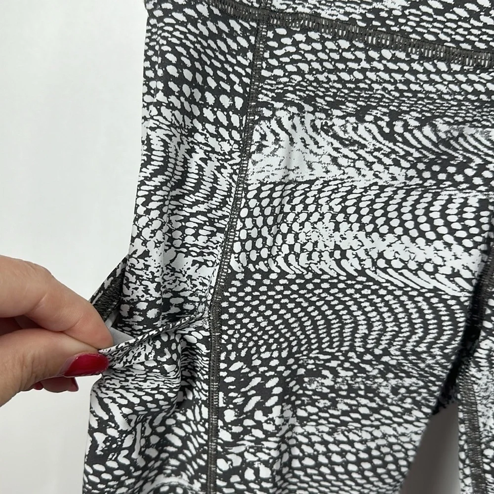 Lululemon Grey And White Snakeskin Print Crop leggings size 6.